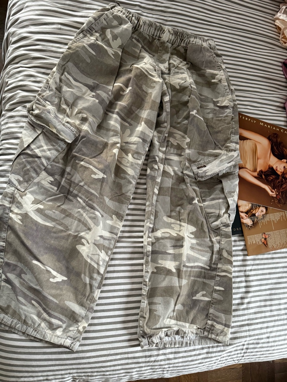 LIKE NEW NEVER WORN BDG Camo Wide leg cargo pants with inside drawstring - Picture 4 of 10